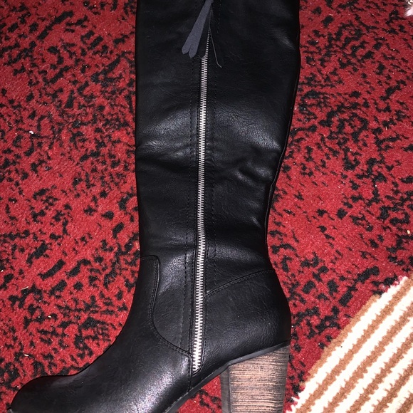 Black boots - Picture 2 of 3